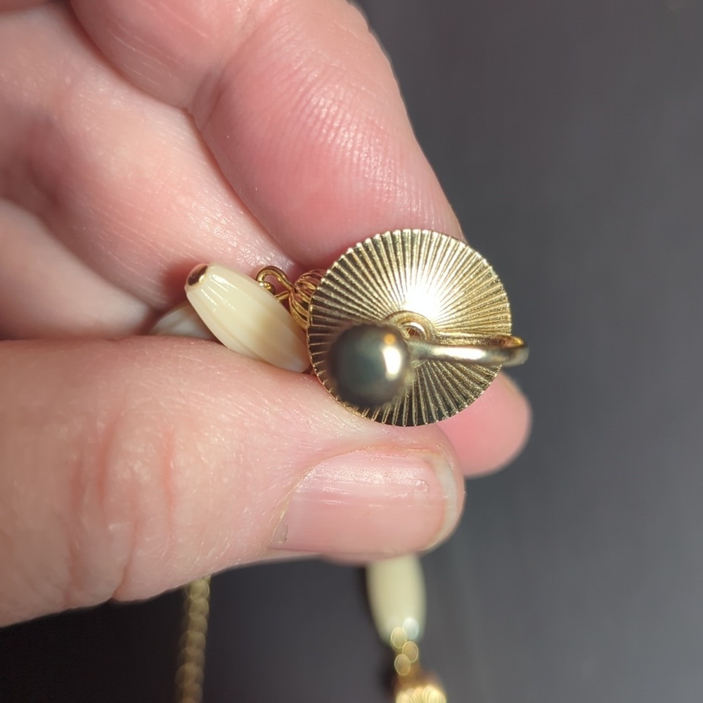 Elegant Gold and Cream Jewelry Set Vintage - Picture 4 of 9